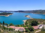 Aerial view of quinta and lake